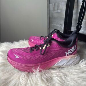 Hoka Arahi 6 women 7.5B Fuchsia and Black Athletic running Shoes sneakers